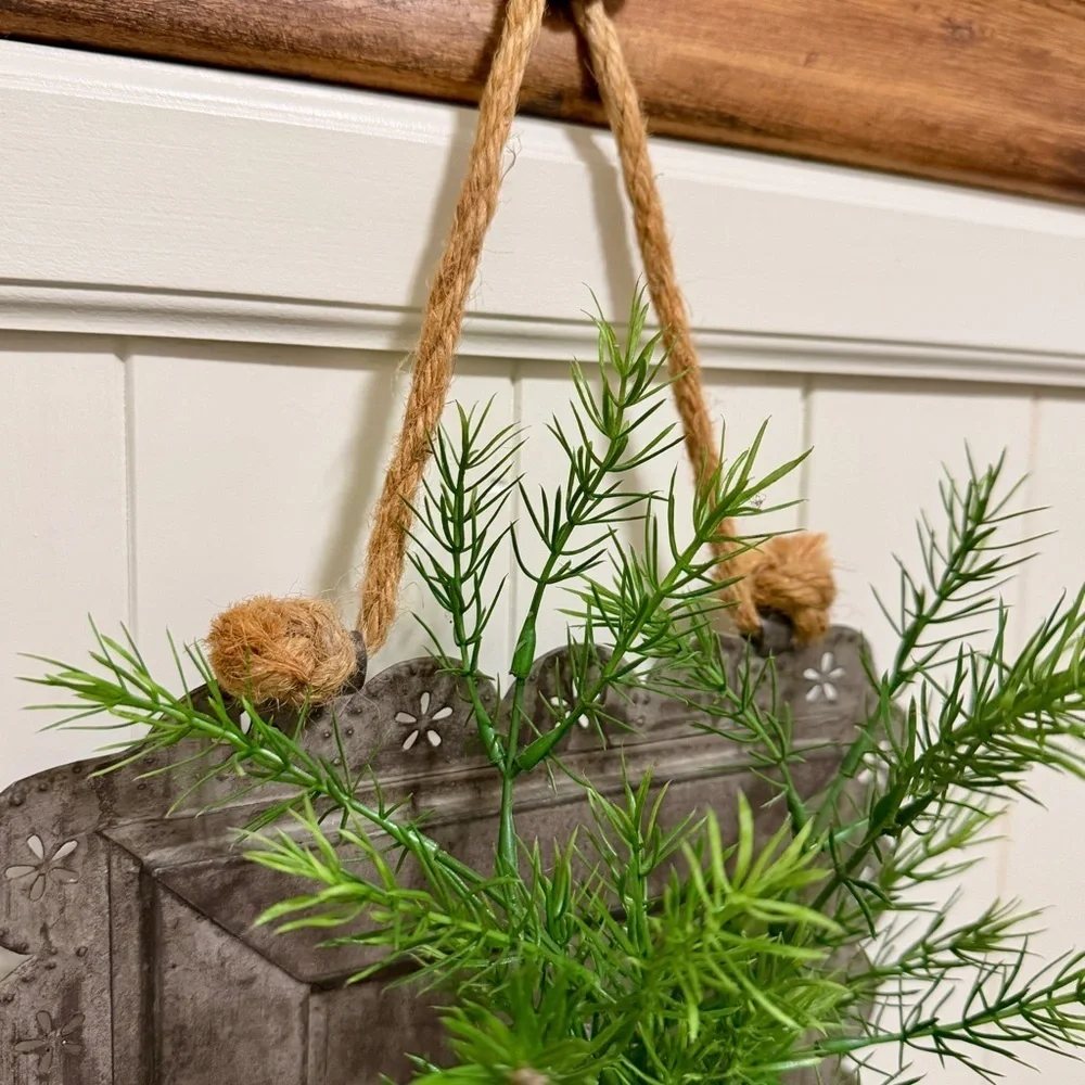 RUSTIC, HANGING METAL TIN WITH GLASS BUD VASE. SCALLOPED EDGE